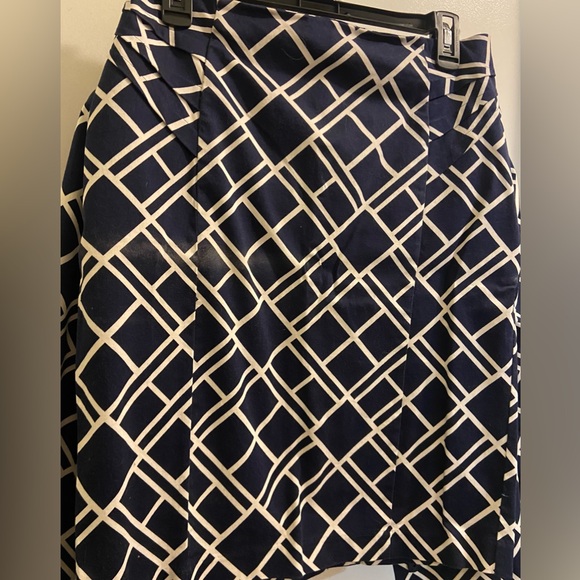 Navy and white skirt and jacket with 3/4 sleeves - Picture 2 of 3